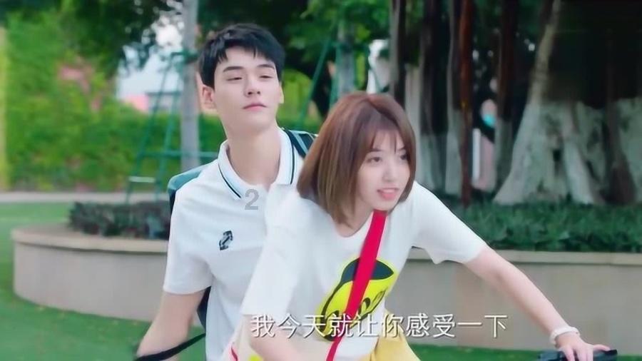 Look!They()very()年轻then。填写什么单词？游戏画面