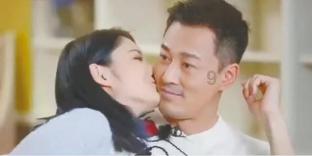 男孩乘坐电梯时玩“火” 点燃电梯里广告牌引发火灾