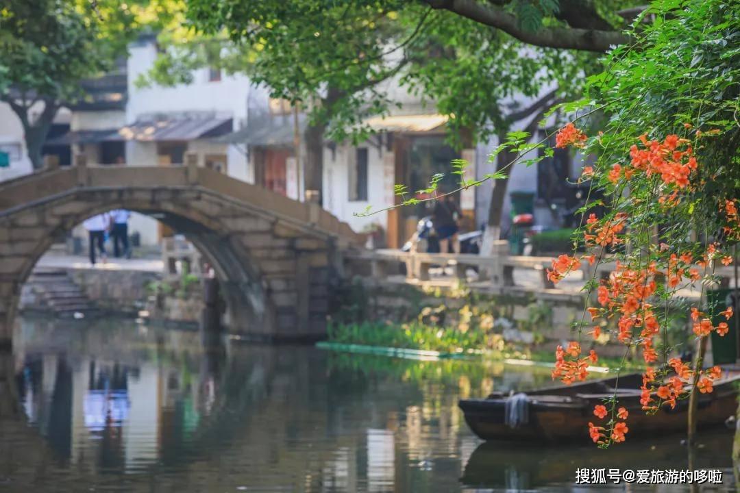 Look!They()very()年轻then。填写什么单词？游戏画面